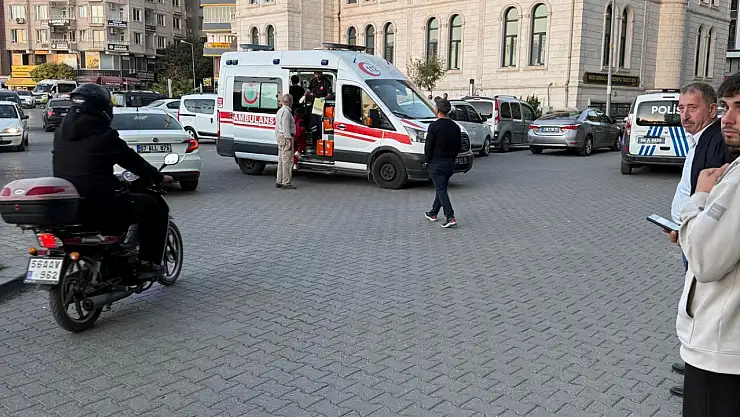 Siirt 15 Temmuz Meydanı'nda Bıçaklı Kavga: 1 Yaralı