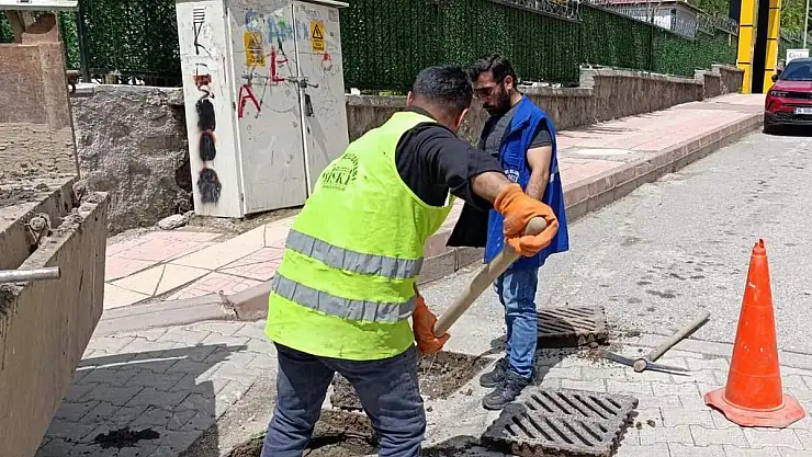 Siirt Belediyesi Atıklar Nedeniyle Tıkanan Kanalları Temizliyor