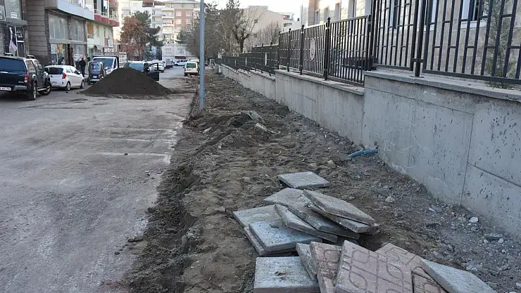 Siirt Belediyesi Fen İşleri Müdürlüğü, Kaldırım Taşı Çalışmalarına Devam Ediyor