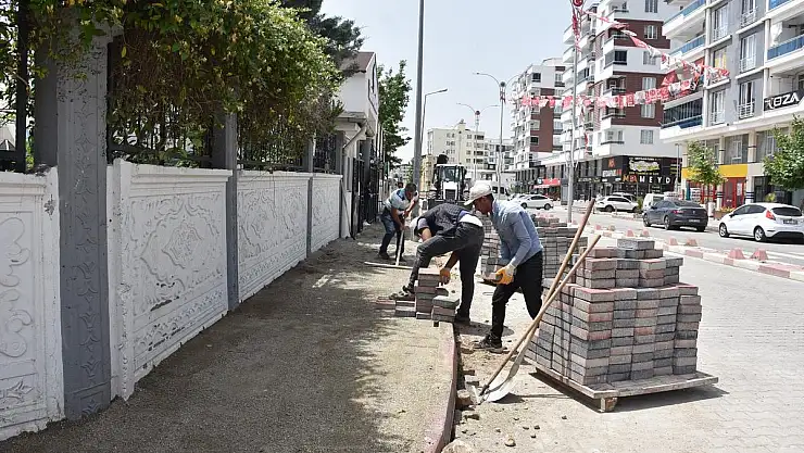 Siirt Belediyesi Kilit Parke Döşeme ve Kaldırım Yenileme Çalışmalarına Devam Ediyor