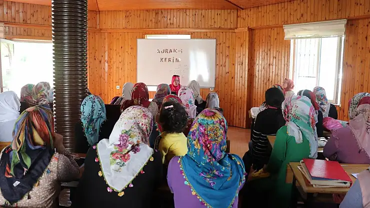 Siirt Belediyesi'nde Kurslarda Eğitim Gören Kadınlara Alzheimer Eğitimi Verildi