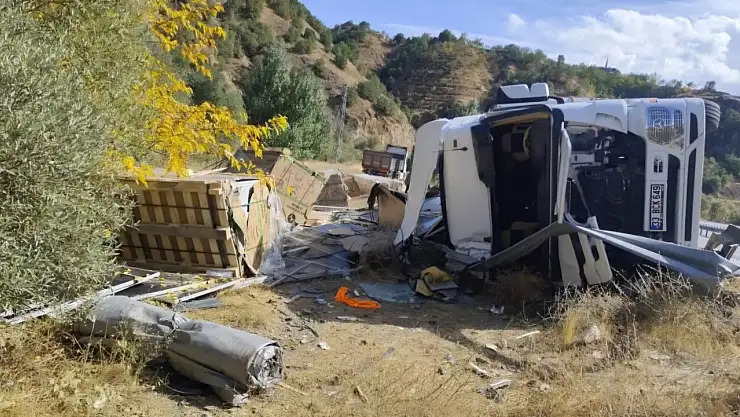 Siirt-Bitlis Karayolunda Güneş Paneli Yüklü Tır Devrildi: 1 Yaralı