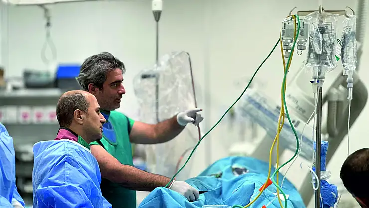 Siirt Eğitim ve Araştırma Hastanesi'nde Aritmi Hastalarına İl Dışına Sevk Edilmeden EPS ve Kalp Pili Tedavisi Sağlanıyor