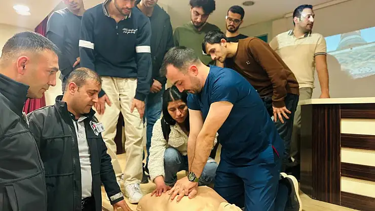 Siirt Eğitim ve Araştırma Hastanesi'nde 'Temel Yaşam Desteği' Eğitimi Verildi