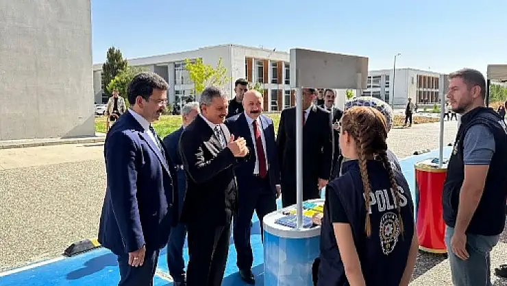 Siirt Emniyet Müdürlüğü Siirt Üniversitesi Öğrencilerine Bilgilendirme Standı Açtı