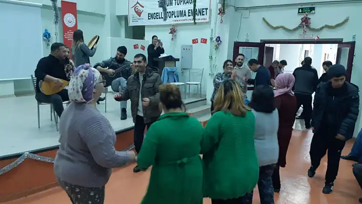 SİİRT ENGELSİZ YAŞAM, BAKIM REHABİLİTASYON VE AİLE DANIŞMA MERKEZİ'NDE ÖZEL BİREYLER YETENEKLERİNİ SERGİLEDİ 