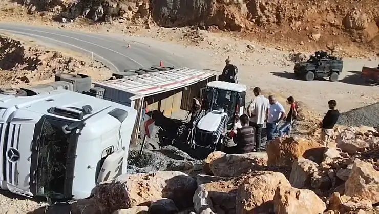 Siirt Eruh-Şırnak Yolu'nda Kaza: Virajı Alamayan Hafriyat Kamyonu Devrildi