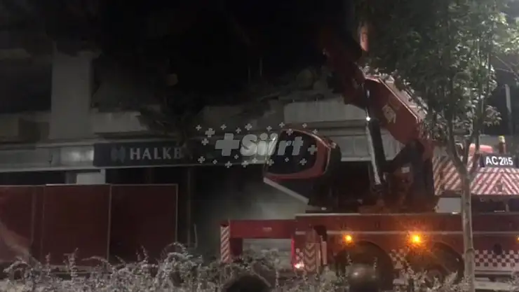 Siirt Güres Caddesinde Bina Yıkımını Gerçekleştiren Kepçe Ters Döndü