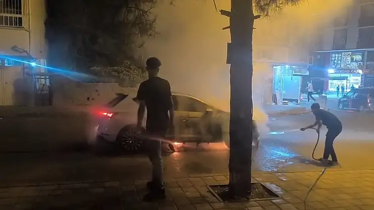 Siirt'in Kurtalan İlçesinde Seyir Halindeki Otomobil Alev Aldı