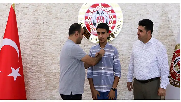 Siirt/Kurtalan Kaymakamı LGS'de Dereceye Giren Öğrencileri Ödüllendirdi
