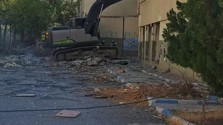 Siirt Lisesi Yıkılmaya Başlandı