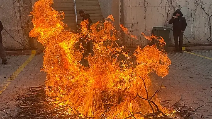 Siirt Özka Tower Sitesi Sakinleri 'Melede Ateşi' Geleneğini Yaşattı