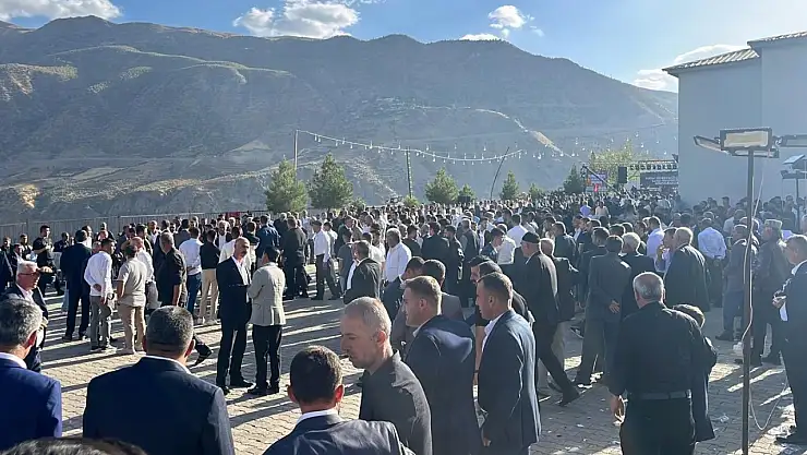 Siirt Pervari Beğendik'te Görkemli Düğün: Özdemir ve Uçar Aileleri Mutluluğu Paylaştı