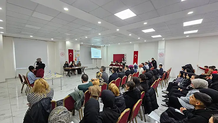 Siirt Pervari'de gençler ''Yapay zekâ mı, insan zihni mi?'' sorusunu tartıştı