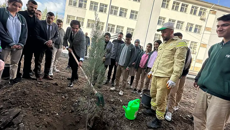 Siirt'te 24 Kasım Öğretmenler Günü'nde Fidanlar Toprakla Buluşturuldu