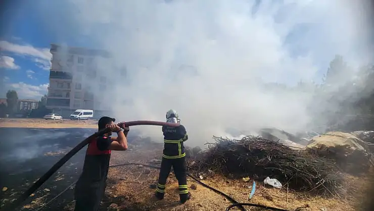 Siirt'te Anız Yangını: 3 Ton Odun Kül Oldu