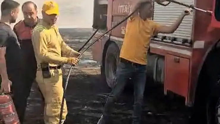 Siirt'te anız yangınına müdahale eden itfaiye aracı alevlere teslim oldu