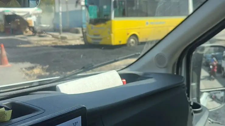 Siirt'te Belediye Otobüsü Asfalta Gömüldü