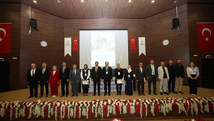 Siirt'te 'Bilimin Işığında Aile' Temalı Uluslararası Sempozyum Düzenlendi