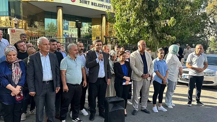 Siirt'te DEM Parti'den Siirt Belediyesi Önünde Mahkeme Kararı Protesto Edildi!