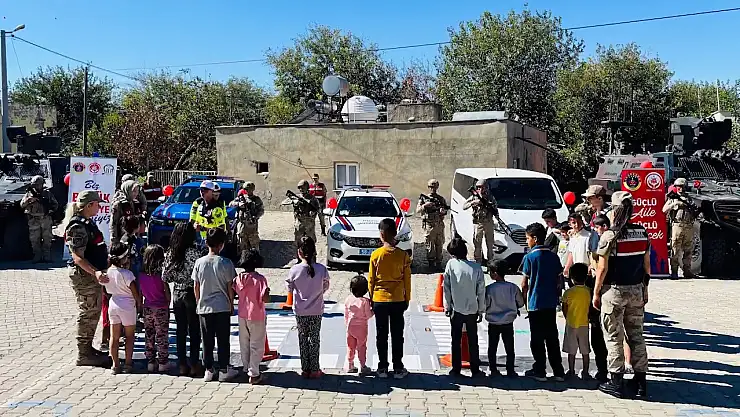 Siirt'te Dünya Kız Çocukları Günü'nde Renkli Buluşma: Kadın Jandarmalar Öğrencilerle Buluştu