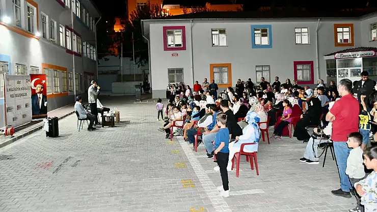 Siirt'te Eğitim İçin Akşam Mesaisi: Veliler Okul Bahçesinde Bir Araya Geldi