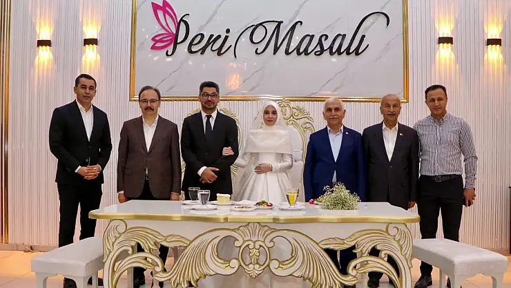 Siirt'te Emron ve İleri Ailelerinin Düğün Sevincine Vali ve Milletvekili de Ortak Oldu