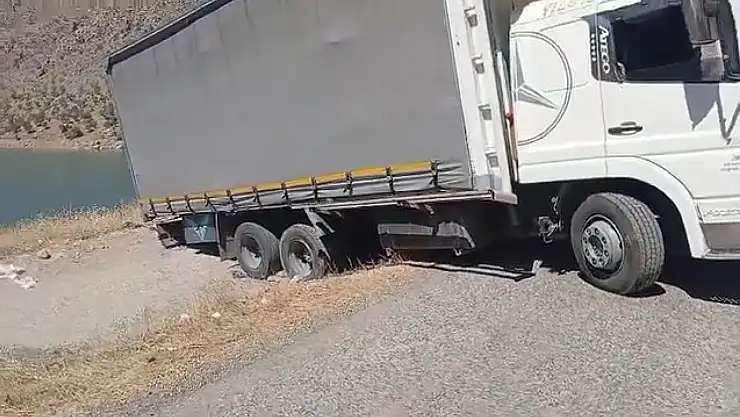 Siirt'te Facia Son Anda Önledi: Kamyon Yol Kenarında Asılı Kaldı