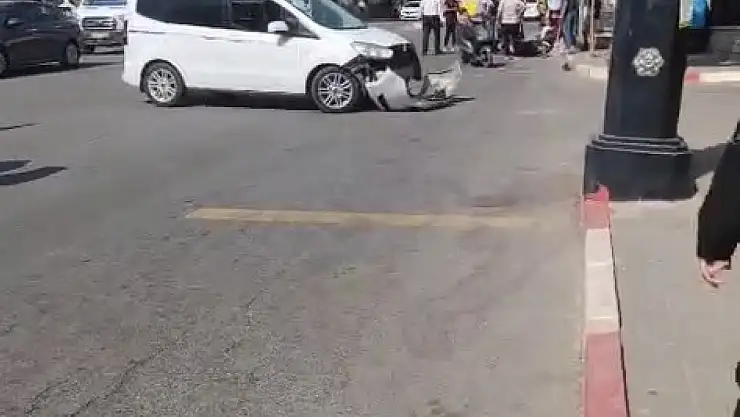 Siirt'te hafif ticari araç iki motosikletliye çarptı