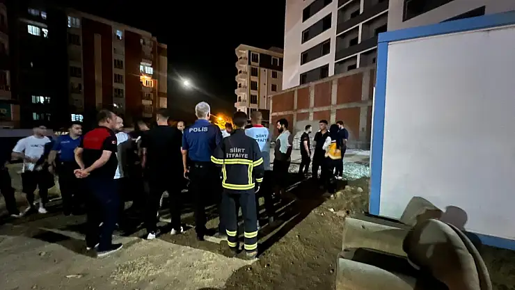 Siirt'te İnşaatta Tehlikeli Anlar: Vatandaş Ekiplerin Müdahalesiyle İndirildi