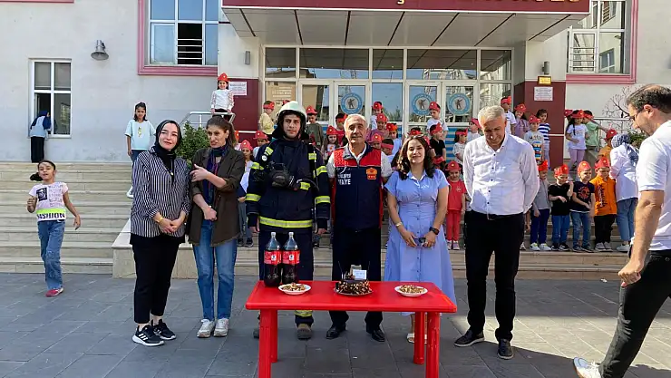 Siirt'te İtfaiye Haftası Etkinliği: Mehmetçik İlkokulu'nda Sürpriz Kutlama