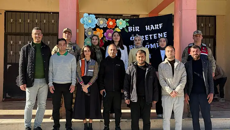 Siirt'te Jandarma 297 Okulu Ziyaret Ederek Öğretmenlerin Gününü Kutladı