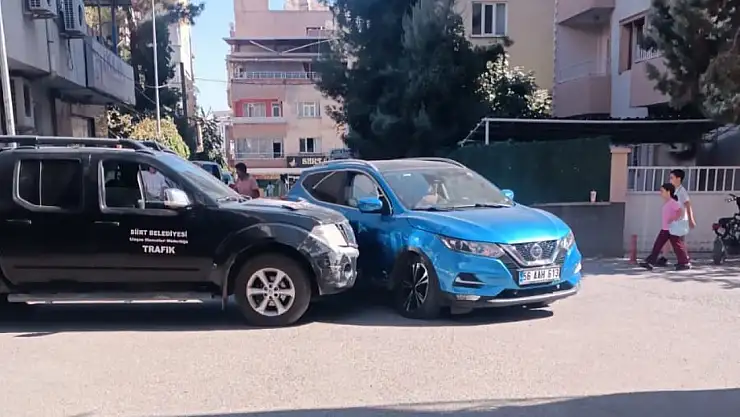Siirt'te Kamyonet ile Otomobil Çarpıştı