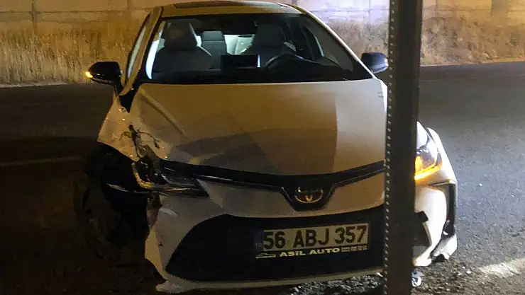 Siirt'te sürücüsünün kontrolden çıkan araç elektrik direğine çarparak durdu!