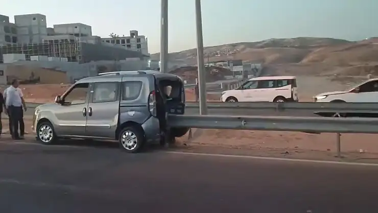 Siirt'te Korkunç Kaza! Hafif Ticari Araç Bariyerlere Saplandı: 1 Yaralı