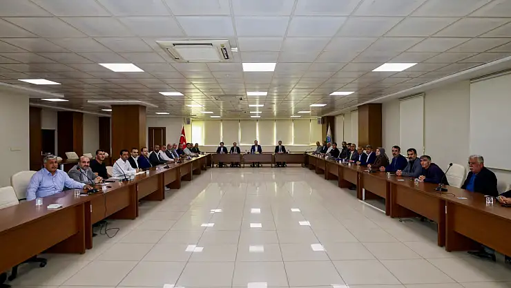 Siirt'te Mahallelerin Sorunları Masaya Yatırıldı: Vali Kızılkaya 'Hizmeti Eşit ve Etkin Şekilde Ulaştıracağız'