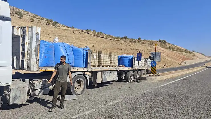 Siirt'te Malzeme Yüklü Tırın 4 Lastiği Birden Patladı: Facia Kıl Payı Atlatıldı