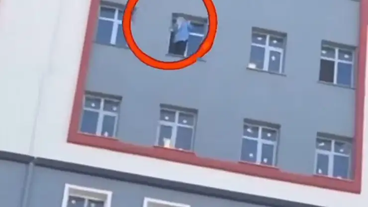 Siirt'te Metrelerce Yüksekte Güvenliksiz Temizlik: Yürekleri Ağıza Getiren Görüntü