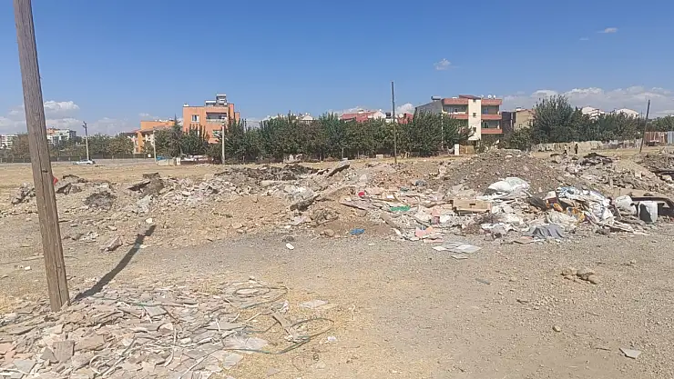Siirt'te Newroz Alanına Moloz Tepkisi: 'Etkinlik Alanı Çöplüğe Dönüştürülüyor'