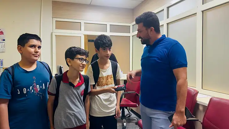 Siirt'te Öğrenciler Buldukları Cüzdanı Sahibine Teslim Etti