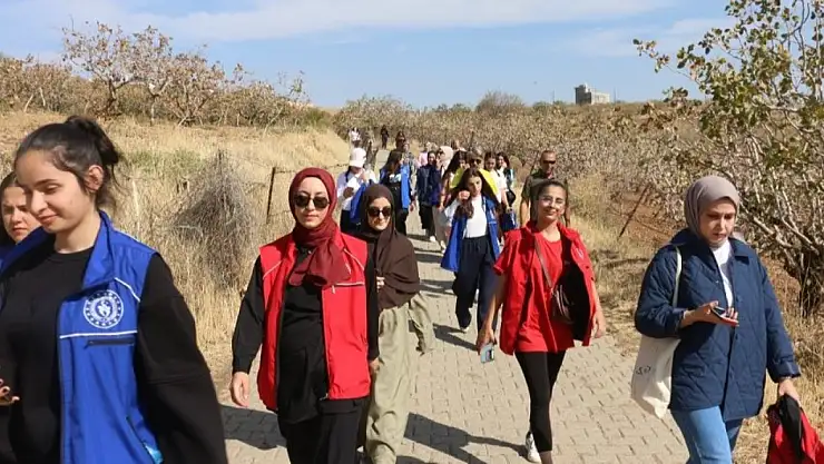 Siirt'te Öğrenciler Mor Yakup Manastırı'na Doğa Yürüyüşü Düzenledi
