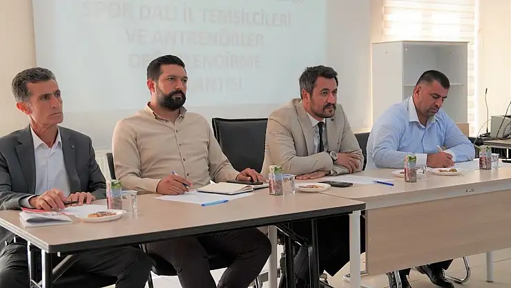 Siirt'te Spor Dalları İl Temsilcileri ve Antrenörler Değerlendirme Toplantısı Gerçekleştirildi