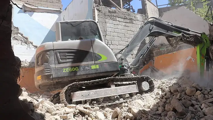 Siirt'te Tehlike Arz Eden Metruk Binalar Yıkıldı!