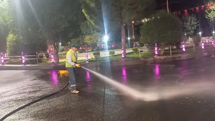 Siirt'te Temizlik Ekiplerinden Temizlik Mesaisi