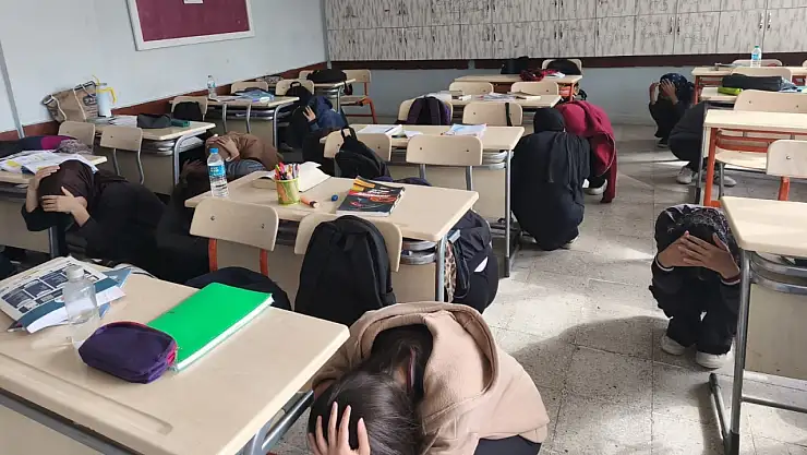 Siirt'te Tüm Okullarda Eş Zamanlı Deprem ve Tahliye Tatbikatı Yapıldı