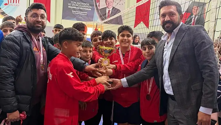 Siirt'te Yıldızlar Voleybol Müsabakaları Tamamlandı! İşte Şampiyon Olan Okullar