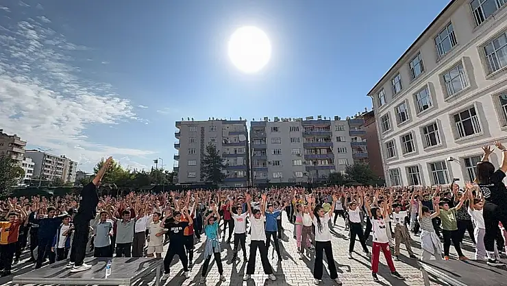 Siirt'te Yüzlerce Öğrenci Obezite ve Dijital Bağımlılığa Karşı Sporla Buluştu