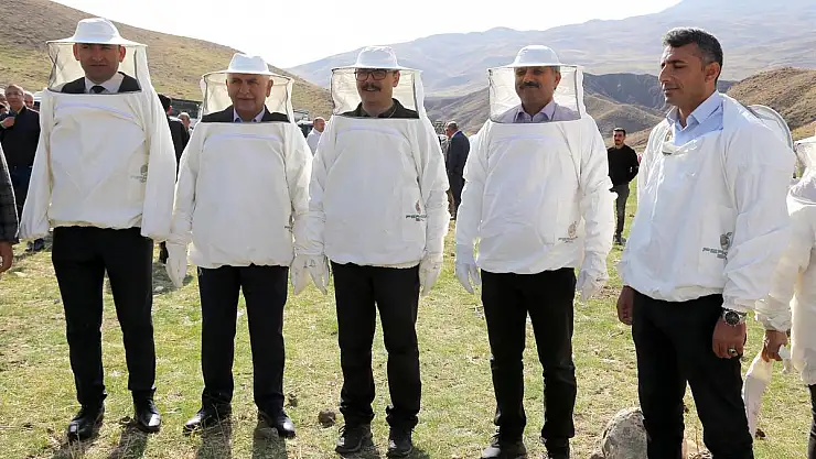 Siirt Üniversitesi Rektörü Prof.Dr.Nihat Şındak, Çemikarı Yaylasında Düzenlenen Bal Hasadı Programına Katıldı