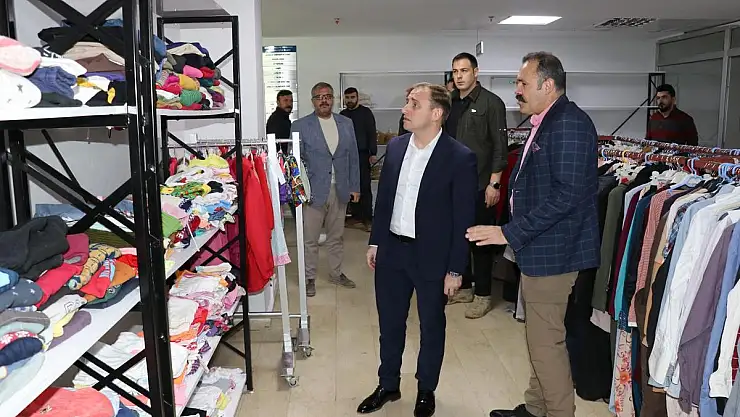 SİİRT VALİ VEKİLİ ABDULHAMİT MUTLU, DEPREMZEDE AİLELERİ ZİYARET ETTİ