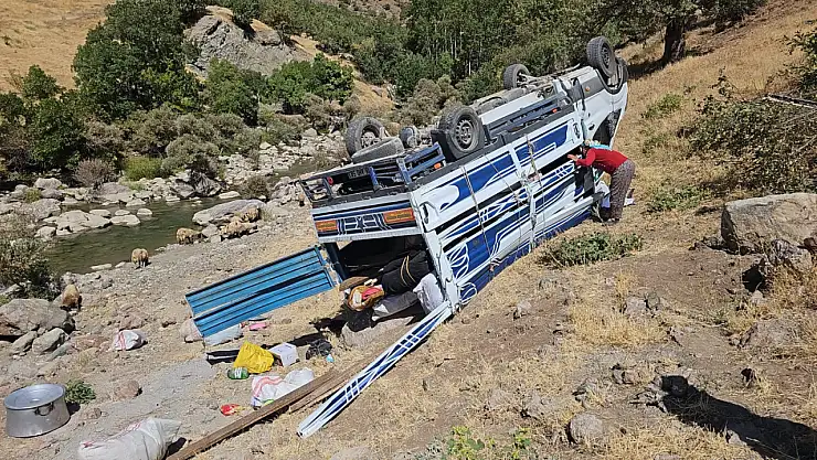 Siirtli Ailenin Kamyoneti Şarampole Uçtu: 1 Yaralı
